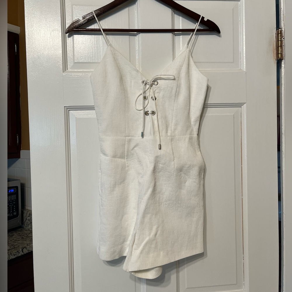 *DONATING ON 3/25* C/MEO Collective Beautiful White Romper 🌟